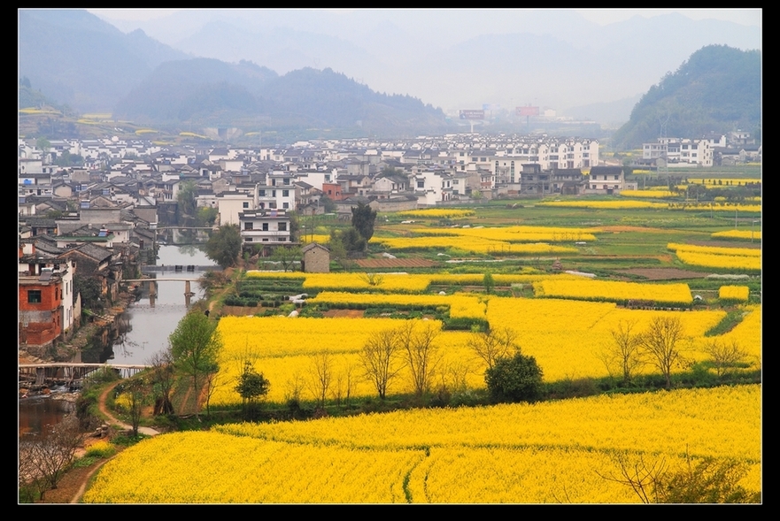 Chengkan village in Huizhou District, Anhui province is famous for the residential architecture of the Ming and Qing style. Baolun Hall in the Ancestral Temple of Luo's, built during the Jiaqing's reign, is a representative collection of typical Huizhou architecture. 