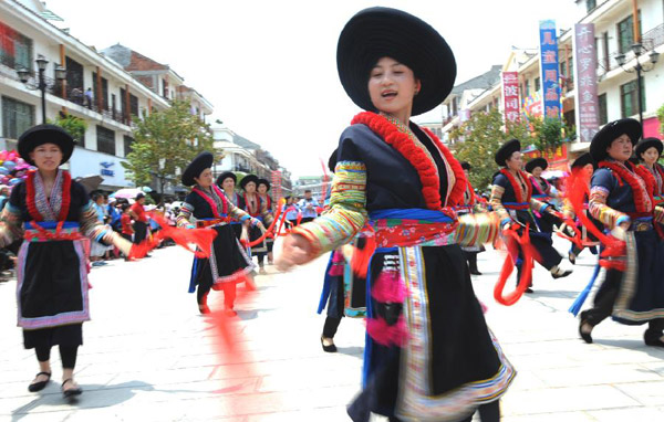 Photo taken on April 22, 2012 shows a scene of an ethnic group costume show held in Guangnan county of Wenshan Zhuang-Miao autonomous prefecture, southwest China's Yunnan province.[Photo/Xinhua] 