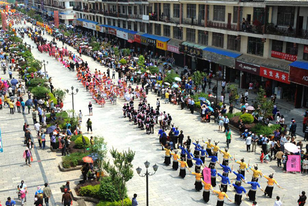 Photo taken on April 22, 2012 shows a scene of an ethnic group costume show held in Guangnan county of Wenshan Zhuang-Miao autonomous prefecture, southwest China's Yunnan province.[Photo/Xinhua] 