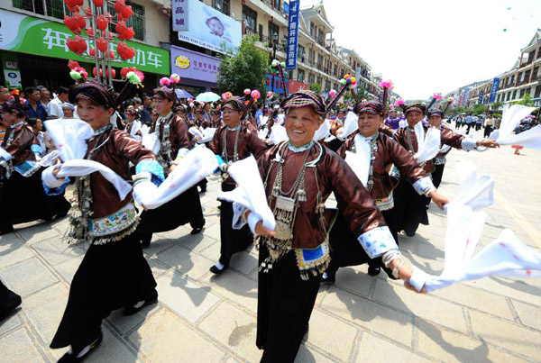 Photo taken on April 22, 2012 shows a scene of an ethnic group costume show held in Guangnan county of Wenshan Zhuang-Miao autonomous prefecture, southwest China's Yunnan province.[Photo/Xinhua] 