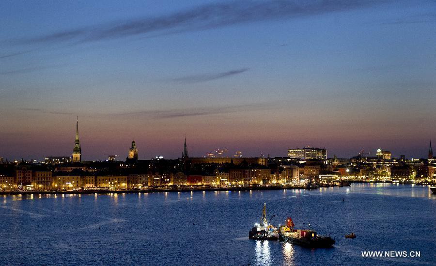 The skyline is seen at dusk in Stockholm, Sweden, April 24, 2012. The sunset time comes later steadily as summer approaches. (Xinhua/Wang Ye) 