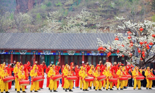 A Taoist celebration is held as one of the sideline events of the international peach blossom festival. [Photo: Sina.com.cn]