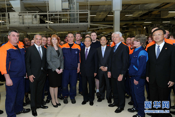 Premier Wen Jiabao poses for photos with employees during his visit to the Volvo factory in Gothenburg, Sweden, on Tuesday. [Xinhua] 