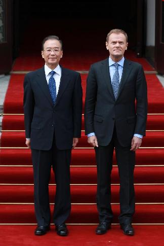 Chinese Premier Wen Jiabao (L) attends a welcoming ceremony held for him by Polish Prime Minister Donald Tusk in Warsaw, Poland, April 25, 2012. [Pang Xinglei/Xinhua]