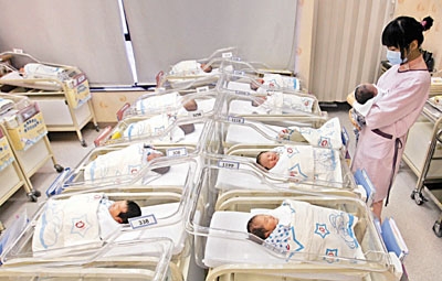 According to China News Service, about 95,000 babies were born in Hong Kong in 2011, and approximately 37,000 of them were Shuangfei babies.