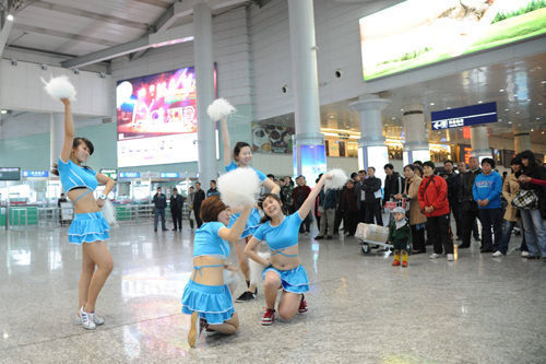 Young cheerleaders are arranged to dance at Dalian airport to soothe stranded passengers on Wednesday, April 24, 2012. [chinadaily.com.cn]