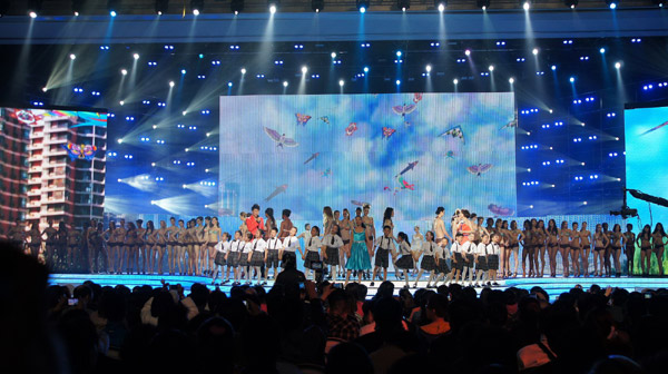 One hundred models and singers attend the 29th Weifang International Kite Festival opening ceremony in Weifang city, Shandong province, on April 21. [Photo by Tong Yu/chinadaily.com.cn]