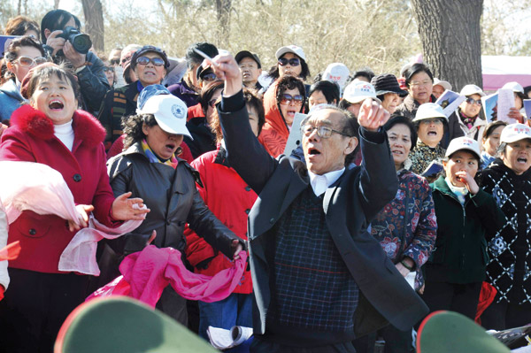 People, mostly retirees, join a sing-along in Yuyuantan Park in Beijing. Huang Xiaobing / for China Daily