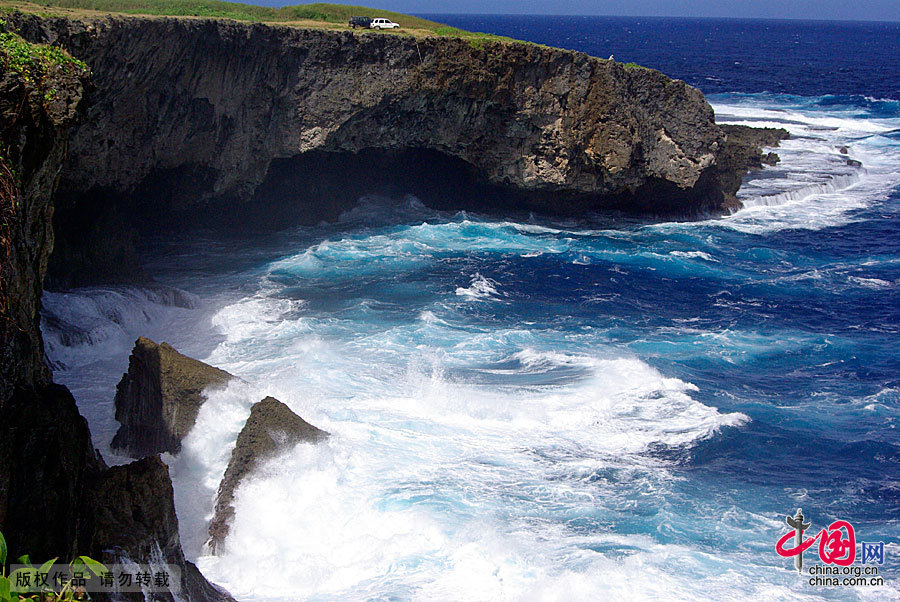 Saipan is located between the Pacific and Philippine Sea. Standing on the highest peak on the island and overlooking the scenery of the super island, by the refraction of the sun, one sees that the sea has light green, dark green, dark blue, blue ink of different colors. That unfathomable blue ink is the world's deepest trench — more than 10,000 meters deep Mariana Trench. Not to be missed on the island is diving.