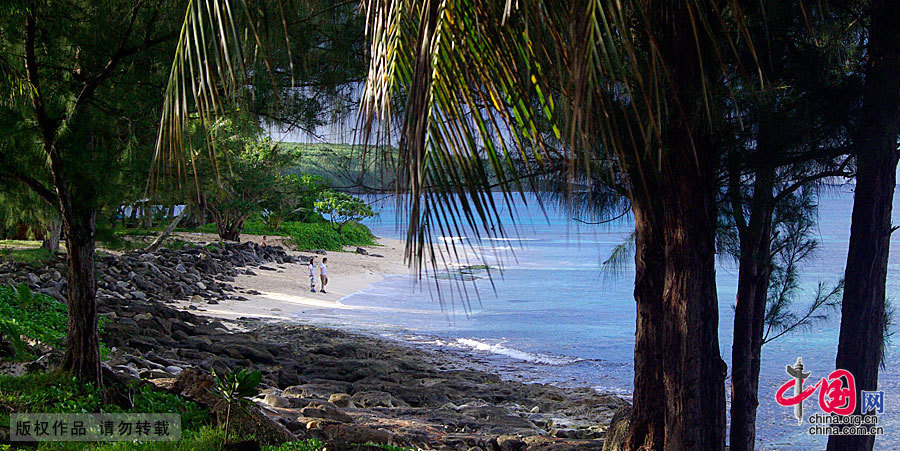 Saipan is located between the Pacific and Philippine Sea. Standing on the highest peak on the island and overlooking the scenery of the super island, by the refraction of the sun, one sees that the sea has light green, dark green, dark blue, blue ink of different colors. That unfathomable blue ink is the world's deepest trench — more than 10,000 meters deep Mariana Trench. Not to be missed on the island is diving.