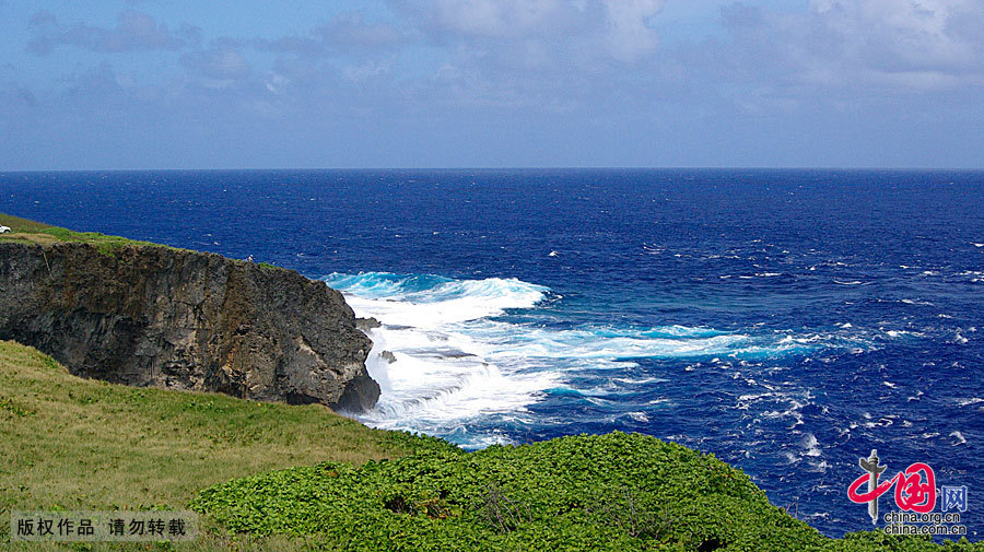 Saipan is located between the Pacific and Philippine Sea. Standing on the highest peak on the island and overlooking the scenery of the super island, by the refraction of the sun, one sees that the sea has light green, dark green, dark blue, blue ink of different colors. That unfathomable blue ink is the world's deepest trench — more than 10,000 meters deep Mariana Trench. Not to be missed on the island is diving.