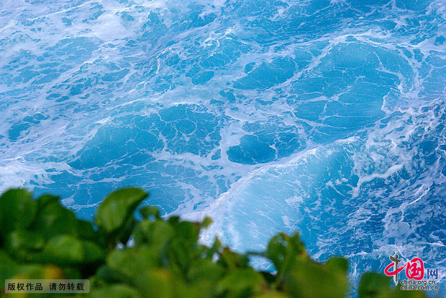 Saipan is located between the Pacific and Philippine Sea. Standing on the highest peak on the island and overlooking the scenery of the super island, by the refraction of the sun, one sees that the sea has light green, dark green, dark blue, blue ink of different colors. That unfathomable blue ink is the world's deepest trench — more than 10,000 meters deep Mariana Trench. Not to be missed on the island is diving.
