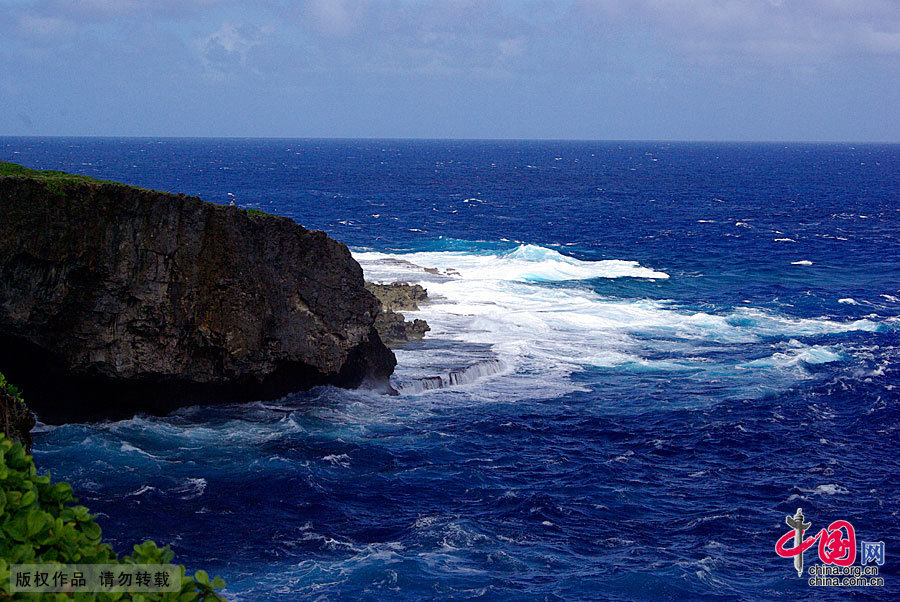 Saipan is located between the Pacific and Philippine Sea. Standing on the highest peak on the island and overlooking the scenery of the super island, by the refraction of the sun, one sees that the sea has light green, dark green, dark blue, blue ink of different colors. That unfathomable blue ink is the world's deepest trench — more than 10,000 meters deep Mariana Trench. Not to be missed on the island is diving.