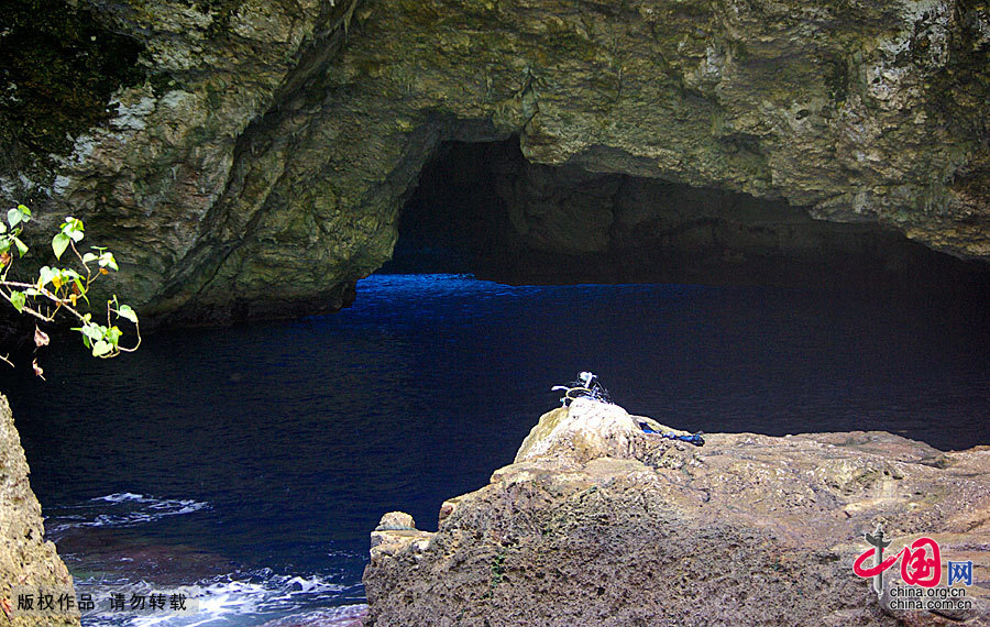 Saipan is located between the Pacific and Philippine Sea. Standing on the highest peak on the island and overlooking the scenery of the super island, by the refraction of the sun, one sees that the sea has light green, dark green, dark blue, blue ink of different colors. That unfathomable blue ink is the world's deepest trench — more than 10,000 meters deep Mariana Trench. Not to be missed on the island is diving.