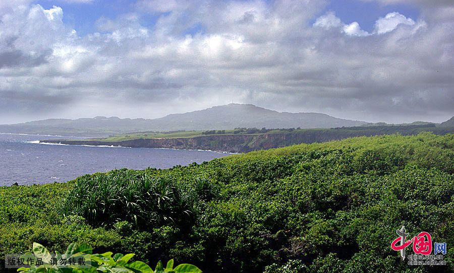Saipan is located between the Pacific and Philippine Sea. Standing on the highest peak on the island and overlooking the scenery of the super island, by the refraction of the sun, one sees that the sea has light green, dark green, dark blue, blue ink of different colors. That unfathomable blue ink is the world's deepest trench — more than 10,000 meters deep Mariana Trench. Not to be missed on the island is diving.