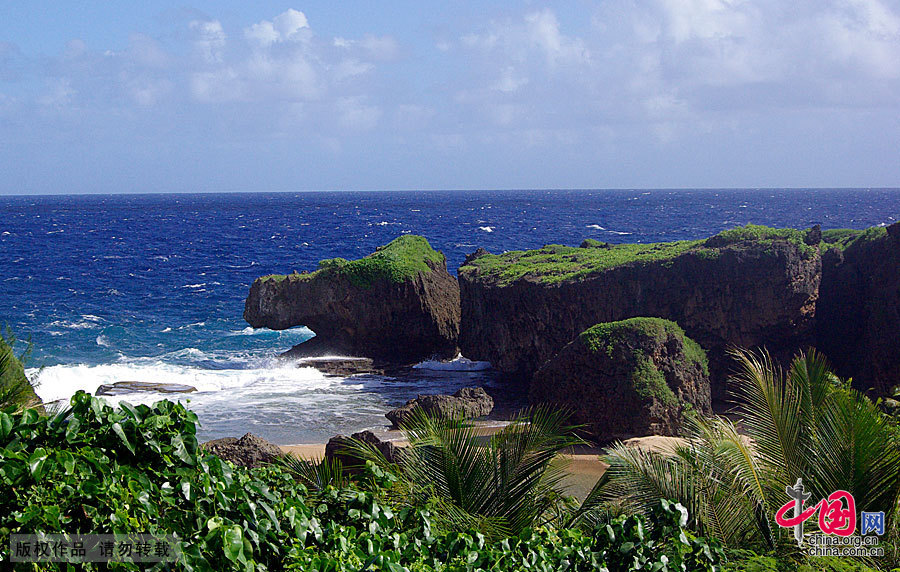 Saipan is located between the Pacific and Philippine Sea. Standing on the highest peak on the island and overlooking the scenery of the super island, by the refraction of the sun, one sees that the sea has light green, dark green, dark blue, blue ink of different colors. That unfathomable blue ink is the world's deepest trench — more than 10,000 meters deep Mariana Trench. Not to be missed on the island is diving.