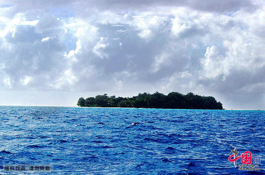 Saipan is located between the Pacific and Philippine Sea. Standing on the highest peak on the island and overlooking the scenery of the super island, by the refraction of the sun, one sees that the sea has light green, dark green, dark blue, blue ink of different colors. That unfathomable blue ink is the world's deepest trench — more than 10,000 meters deep Mariana Trench. Not to be missed on the island is diving.
