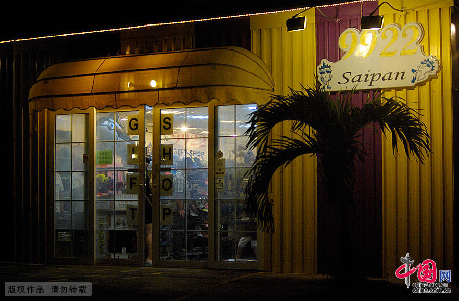 Saipan is located between the Pacific and Philippine Sea. Standing on the highest peak on the island and overlooking the scenery of the super island, by the refraction of the sun, one sees that the sea has light green, dark green, dark blue, blue ink of different colors. That unfathomable blue ink is the world's deepest trench — more than 10,000 meters deep Mariana Trench. Not to be missed on the island is diving.
