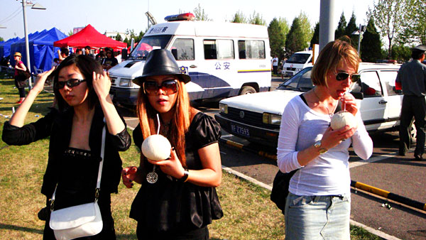 Strawberry-cheeked women at Strawberry Festival. Photo by William Wang for CRI.