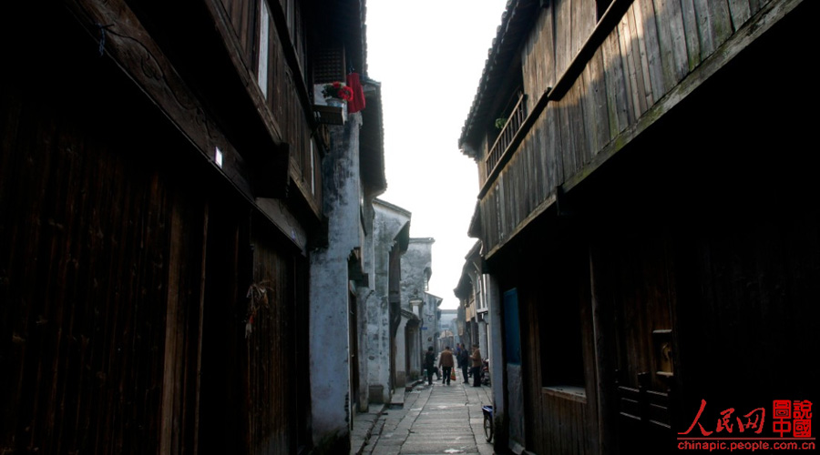 With a history of 1,200-year, Wuzhen is about one hour's drive from Hangzhou,the capital of Zhejiang Province.The small town is famous for the ancient buildings and old town layout, where bridges of all sizes cross the streams winding through the town. 