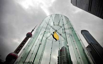 An Apple logo is seen at an Apple Store in Shanghai's Pudong New Area. Apple Inc's fourfold growth in revenue in China in the January-March quarter contributed about 20 percent of the total income for the world's No. 1 technology company. [Shanghai Daily]