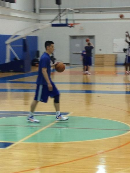  Jeremy Lin attends the first training after surgery. [Sina.com]