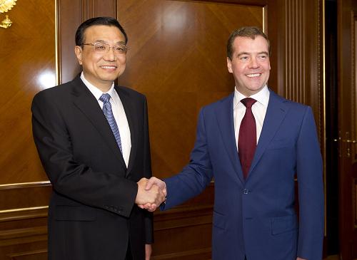 Chinese Vice Premier Li Keqiang meets with Russian President Dmitry Medvedev. [Xinhua]