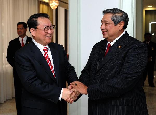 Li Changchun (L), a member of the Standing Committee of the Political Bureau of the Communist Party of China Central Committee, meets with Indonesian President Susilo Bambang Yudhoyono in Jakarta, Indonesia, April 26, 2012. [Ma Zhancheng/Xinhua]