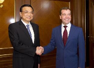 Chinese Vice Premier Li Keqiang meets with Russian President Dmitry Medvedev. [Xinhua]