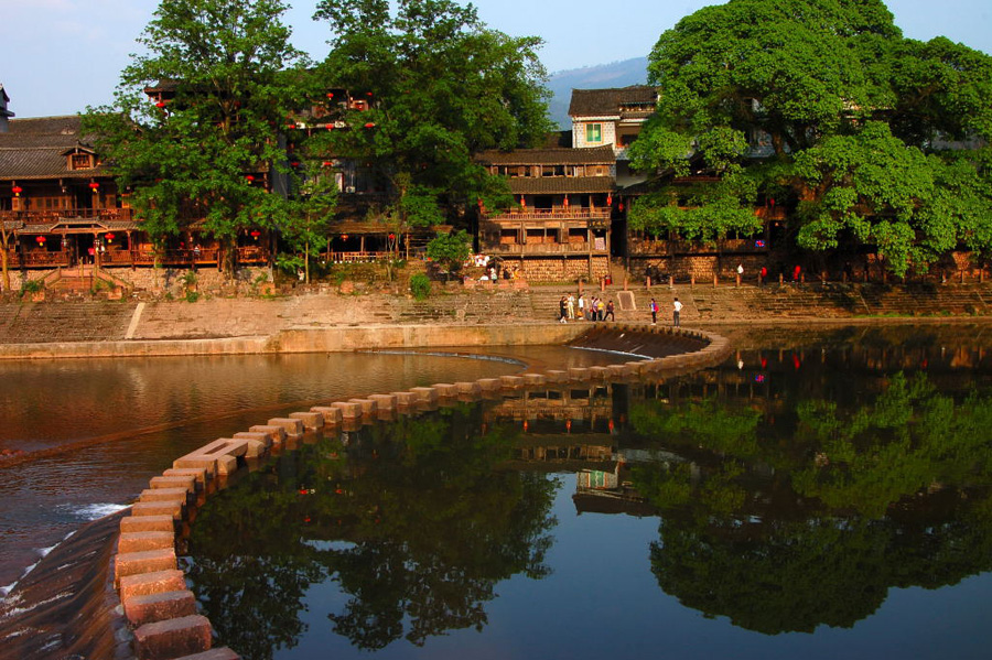 Located in Hongya County of Sichuan Province, Liujiang Ancient Town was once dominated by a few wealthy families in the old time. Its well-preserved traditional Chinese garden style residences, together with the nearby mountains and the creeks running through the town compose a beautiful landscape picture.