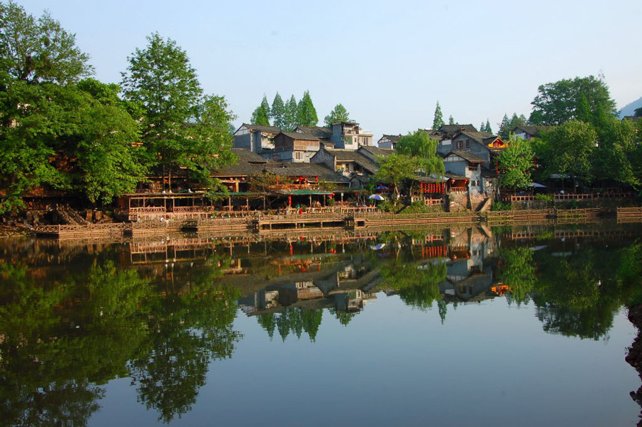 Located in Hongya County of Sichuan Province, Liujiang Ancient Town was once dominated by a few wealthy families in the old time. Its well-preserved traditional Chinese garden style residences, together with the nearby mountains and the creeks running through the town compose a beautiful landscape picture.