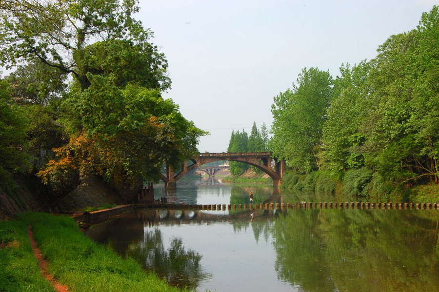 Located in Hongya County of Sichuan Province, Liujiang Ancient Town was once dominated by a few wealthy families in the old time. Its well-preserved traditional Chinese garden style residences, together with the nearby mountains and the creeks running through the town compose a beautiful landscape picture.