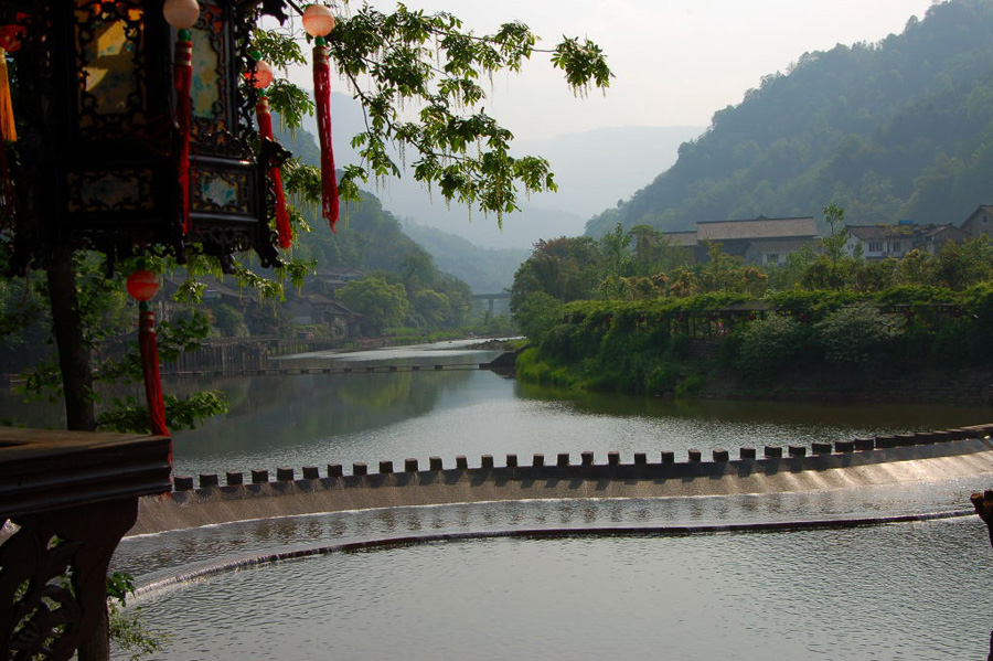 Located in Hongya County of Sichuan Province, Liujiang Ancient Town was once dominated by a few wealthy families in the old time. Its well-preserved traditional Chinese garden style residences, together with the nearby mountains and the creeks running through the town compose a beautiful landscape picture.