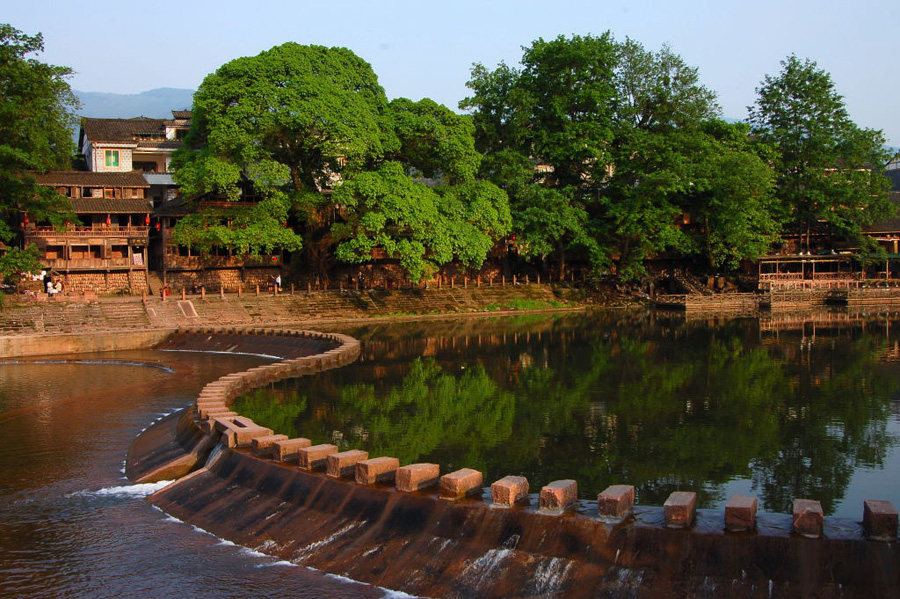 Located in Hongya County of Sichuan Province, Liujiang Ancient Town was once dominated by a few wealthy families in the old time. Its well-preserved traditional Chinese garden style residences, together with the nearby mountains and the creeks running through the town compose a beautiful landscape picture.