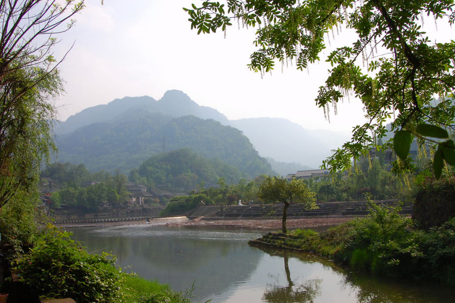 Located in Hongya County of Sichuan Province, Liujiang Ancient Town was once dominated by a few wealthy families in the old time. Its well-preserved traditional Chinese garden style residences, together with the nearby mountains and the creeks running through the town compose a beautiful landscape picture.