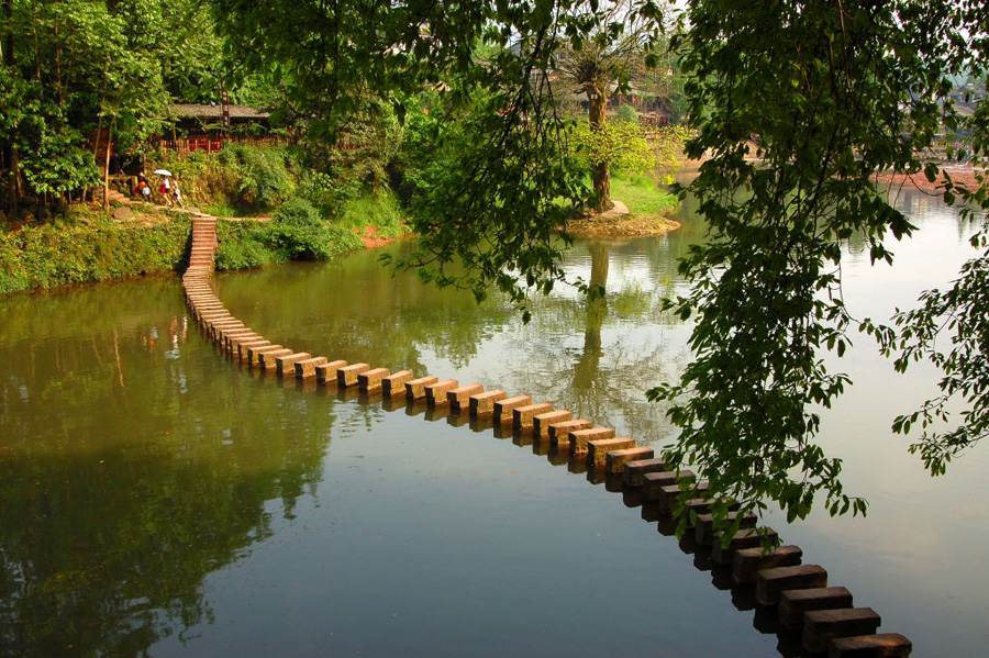 Located in Hongya County of Sichuan Province, Liujiang Ancient Town was once dominated by a few wealthy families in the old time. Its well-preserved traditional Chinese garden style residences, together with the nearby mountains and the creeks running through the town compose a beautiful landscape picture.