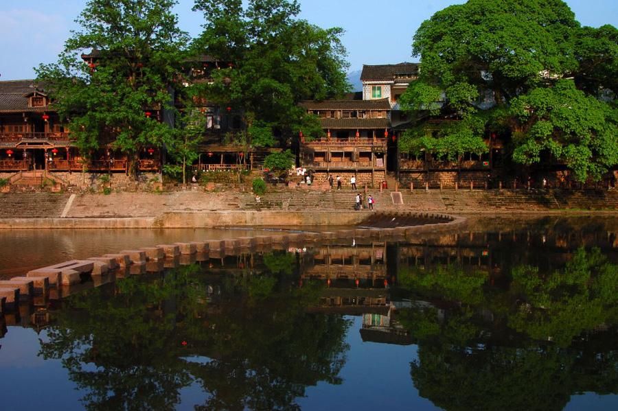 Located in Hongya County of Sichuan Province, Liujiang Ancient Town was once dominated by a few wealthy families in the old time. Its well-preserved traditional Chinese garden style residences, together with the nearby mountains and the creeks running through the town compose a beautiful landscape picture.