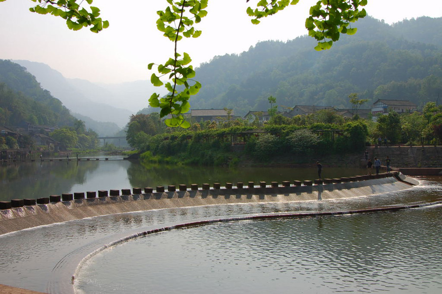 Located in Hongya County of Sichuan Province, Liujiang Ancient Town was once dominated by a few wealthy families in the old time. Its well-preserved traditional Chinese garden style residences, together with the nearby mountains and the creeks running through the town compose a beautiful landscape picture.