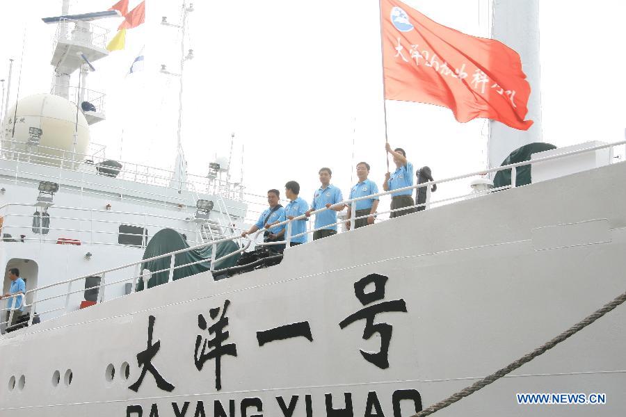 Crew members stand onboard the Chinese research vessel Dayang Yihao (Ocean No.1) as it departs from the coastal city Sanya of south China's Hainan Province, April 28, 2012. The Chinese research vessel Dayang Yihao (Ocean No.1) kicked off the country's 26th oceanic expedition mission.