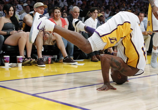 Streaking Spurs, Lakers romp in playoff openers