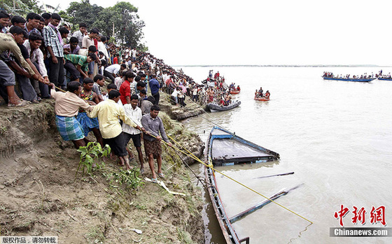 Rescue workers pull a part of a damaged boat to shore after it sank on the Brahmaputra River, at Buraburi village in Dhubri district of the northeastern Indian state of Assam, May 1, 2012. Rescue workers fought heavy wind and rain to search for survivors after at least 105 people drowned on an overloaded ferry carrying about 300 people that sank at night on one of India's largest rivers on Monday.[Chinanews.com] 