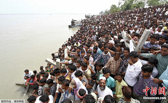 Over 200 people were feared dead in a major ferry incident in the northeast Indian state of Assam Monday evening, with 103 people confirmed dead from drowning while over 100 still remained missing after an over-packed double-decked steamer with 300 passengers capsized in the fast flowing Brahmaputra River amid a heavy storm, April 30, 2012. [Chinanews.com] 