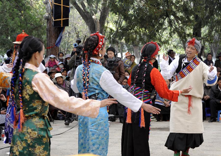 Folk actors perform Tibetan Opera at Norbulingka Park in Lhasa, capital of southwest China's Tibet Autonomous Region, May 1, 2012. The traditional Tibetan Opera performance attracted lots of citizens and tourists during the May Day holidays. (Xinhua/Chogo) 