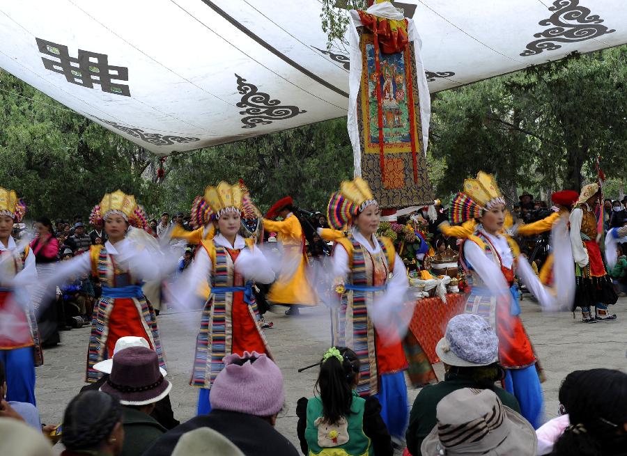 Folk actors perform Tibetan Opera at Norbulingka Park in Lhasa, capital of southwest China's Tibet Autonomous Region, May 1, 2012. The traditional Tibetan Opera performance attracted lots of citizens and tourists during the May Day holidays. (Xinhua/Chogo) 