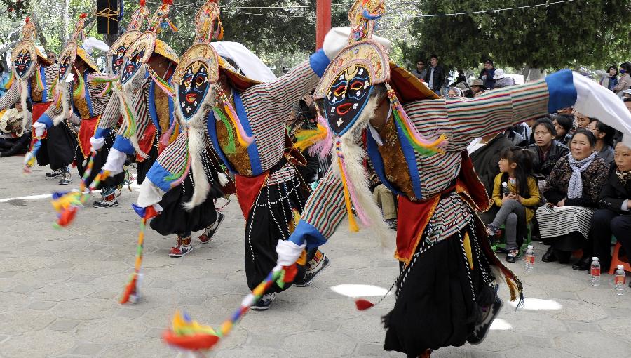 Folk actors perform Tibetan Opera at Norbulingka Park in Lhasa, capital of southwest China's Tibet Autonomous Region, May 1, 2012. The traditional Tibetan Opera performance attracted lots of citizens and tourists during the May Day holidays. (Xinhua/Chogo) 
