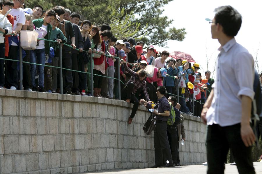 The Xixiakou Widelife Zoo is swarmed with tourists in Weihai, east China's Shandong Province, April 30, 2012. As weather warms, a good many people choose to spend the three-day Labor Day holiday in travelling.(Xinhua/Yu Qibo) 