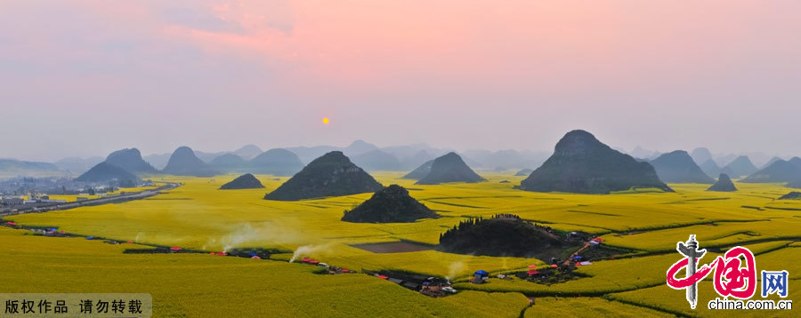 The small county of Luoping lies in the relatively underdeveloped eastern part of the Yunnan Province, neighboring Guizhou and Guangxi provinces. It sits 220 kilometers east of the capital Kunming. Every spring, the entire county will transform into an ocean of canola flowers, attracting thousands of travelers and photographers to enjoy the spectacle. [China.org.cn]