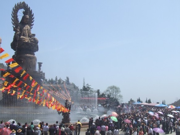 Good many people spend Labor Day holiday in Weihai