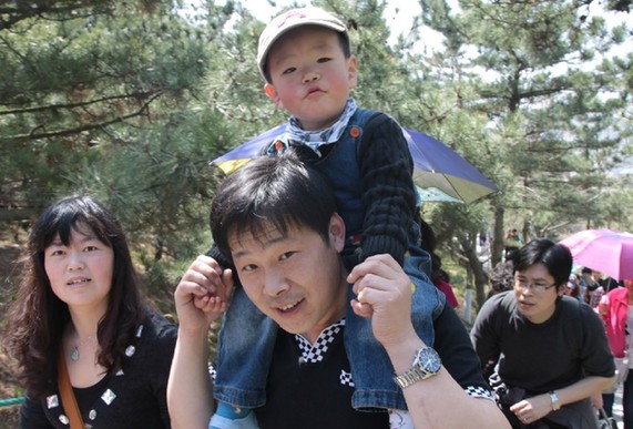 Good many people spend Labor Day holiday in Weihai