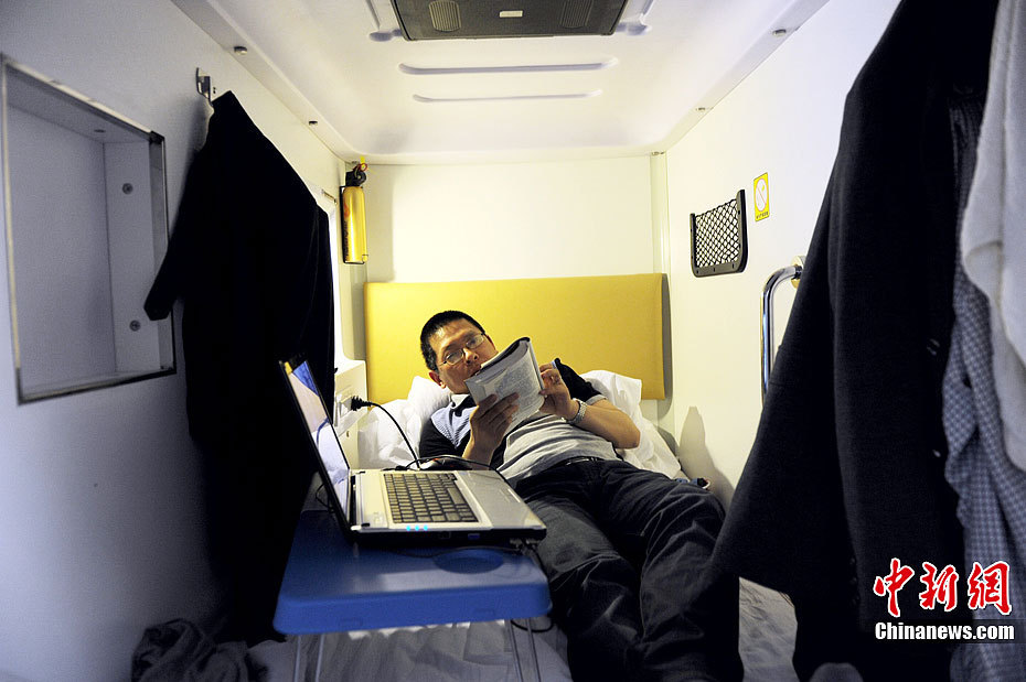 China's first 'space capsule' hotel with business license opened to public in Xi'an, capital city of north western Shaanxi province on May 1. It gets very popular. The hotel includes 86 'capsule'in nine areas in accordance with the 12 constellations, among others, the ‘Leo' capsules are reserved for those who snore.